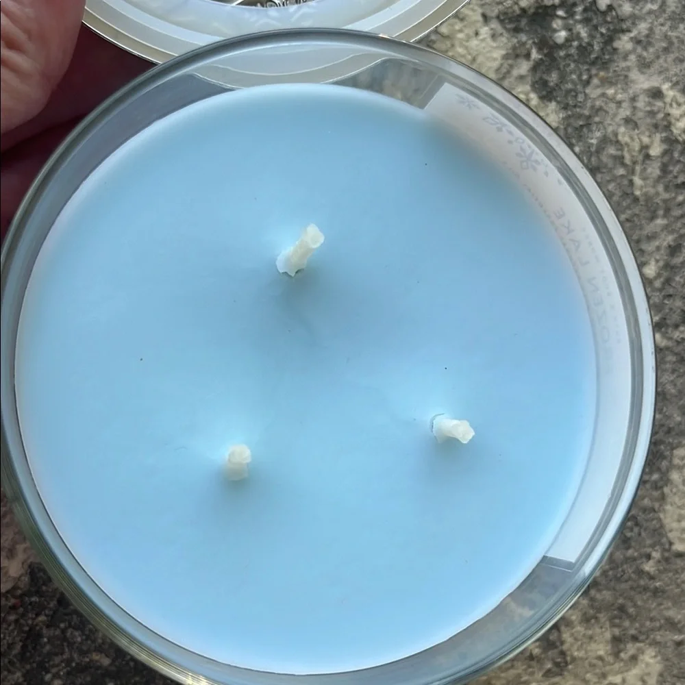 New Bath & Body Works Blue and Silver Candle Frozen Lake - Picture 8 of 10